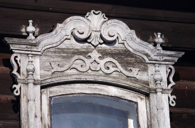 Klasik ahşap pencereler, dantelli ahşap Tomsk mimarisi.