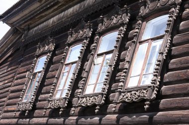 Klasik ahşap pencereler, dantelli ahşap Tomsk mimarisi.