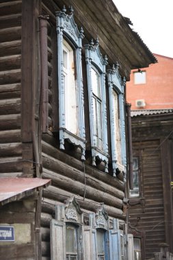 Klasik ahşap pencereler, dantelli ahşap Tomsk mimarisi.