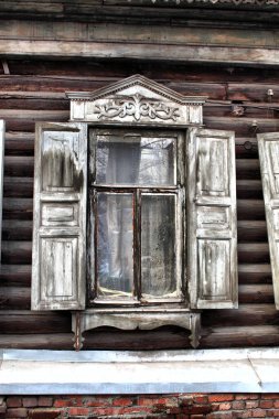 Klasik ahşap pencereler, dantelli ahşap Tomsk mimarisi.