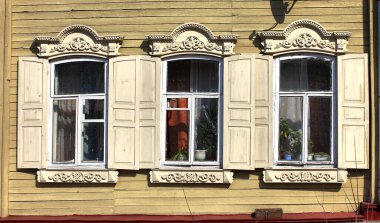 Klasik ahşap pencereler, dantelli ahşap Tomsk mimarisi.
