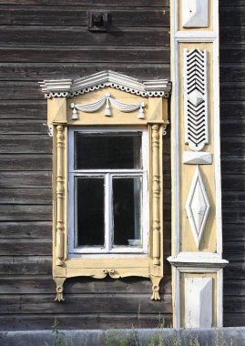 Klasik ahşap pencereler, dantelli ahşap Tomsk mimarisi.