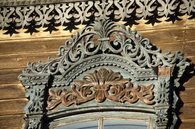 Klasik ahşap pencereler, dantelli ahşap Tomsk mimarisi.