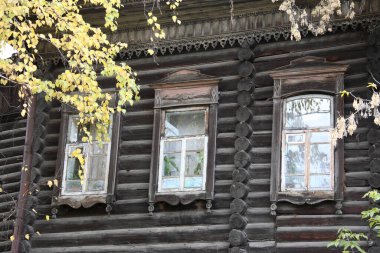 Klasik ahşap pencereler, dantelli ahşap Tomsk mimarisi.