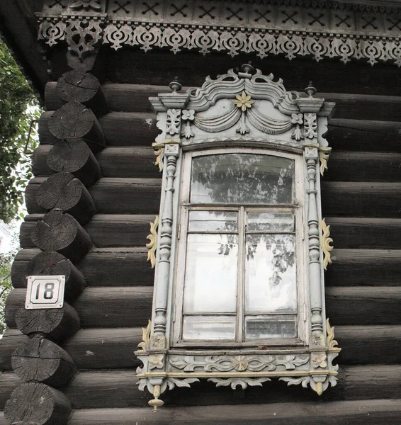 Klasik Ahşap Pencereler Dantelli Ahşap Tomsk Mimarisi — Stok fotoğraf