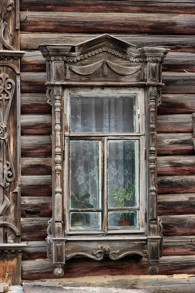 Klasik ahşap pencereler, dantelli ahşap Tomsk mimarisi.