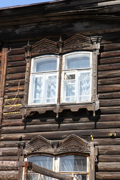 Ročník Dřevěná Okna Krajkové Dřevěné Architektury Tomsk — Stock fotografie