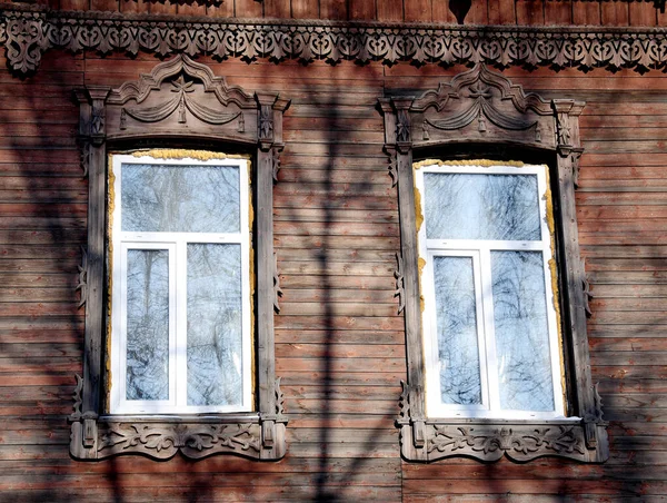 Klasik Ahşap Pencereler Dantelli Ahşap Tomsk Mimarisi — Stok fotoğraf