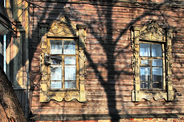 Klasik Ahşap Pencereler Dantelli Ahşap Tomsk Mimarisi — Stok fotoğraf