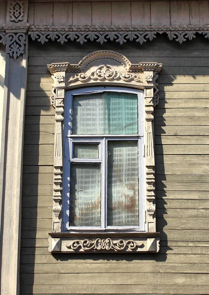 古色古香的木窗 托木斯克的花边木结构 — 图库照片