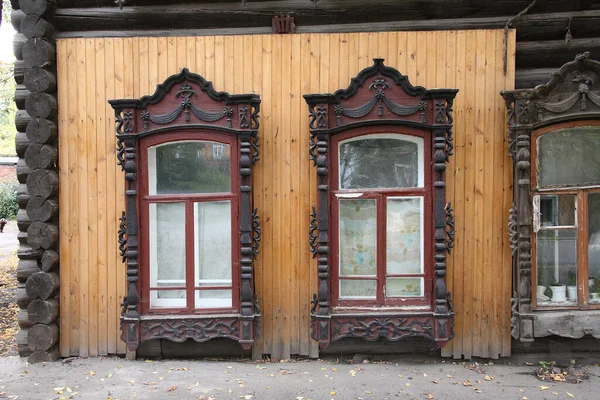 ヴィンテージ木製窓 トムスクのレース木造建築 — ストック写真
