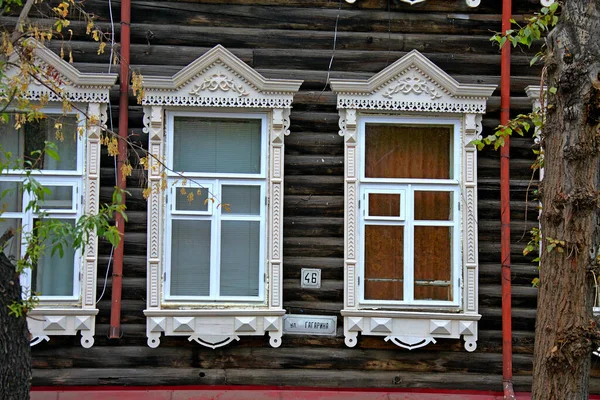 ヴィンテージ木製窓 トムスクのレース木造建築 — ストック写真