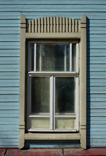 ヴィンテージ木製窓 トムスクのレース木造建築 ストック写真