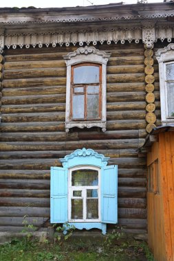 Klasik ahşap pencereler, dantelli ahşap Tomsk mimarisi.