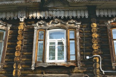 Klasik ahşap pencereler, dantelli ahşap Tomsk mimarisi.