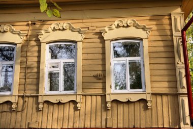 Klasik ahşap pencereler, dantelli ahşap Tomsk mimarisi.