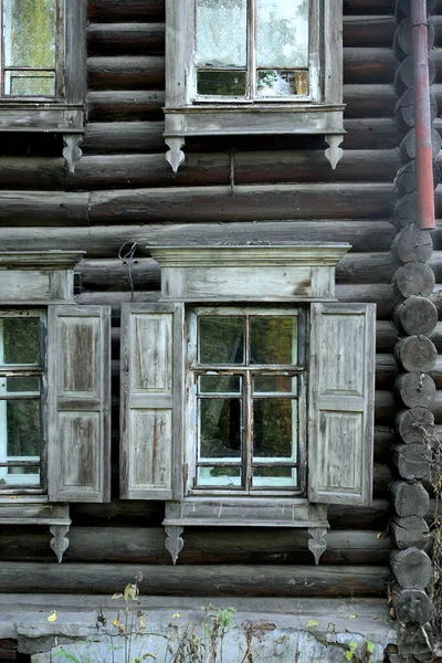 Klasik Ahşap Pencereler Dantelli Ahşap Tomsk Mimarisi — Stok fotoğraf