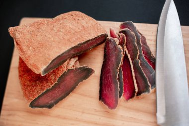 Baharatlı bir panoda bıçakla sığır Basurma.