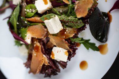 Kurutulmuş taze sebze salatası.