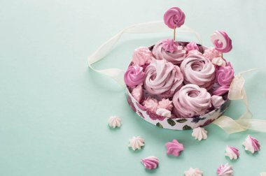 Kekler, tatlılar masada.