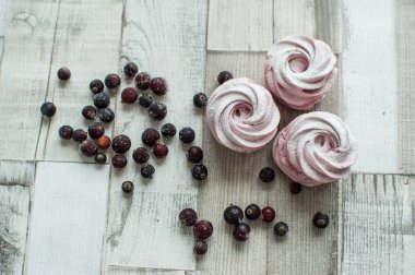 Kekler, tatlılar masada.