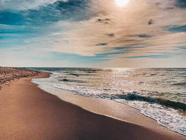 Увлекательное Море Волнами Против Лазурного Неба — стоковое фото