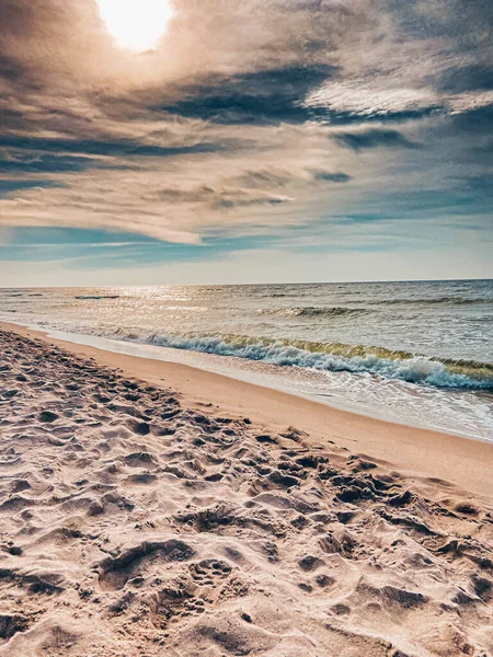 Μαγευτική Θάλασσα Κύματα Στον Γαλάζιο Ουρανό — Φωτογραφία Αρχείου