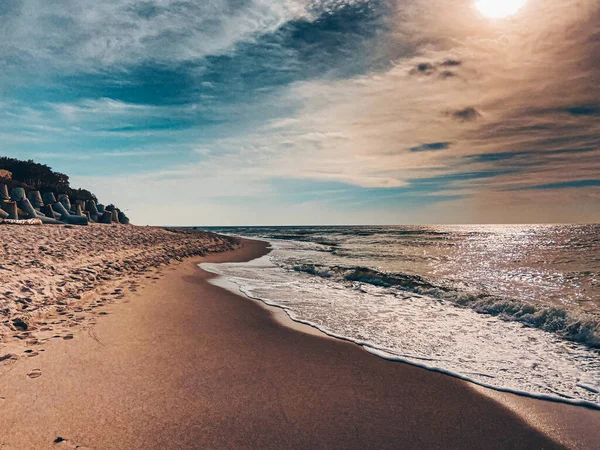 紺碧の空に波を持つ魅惑的な海 — ストック写真