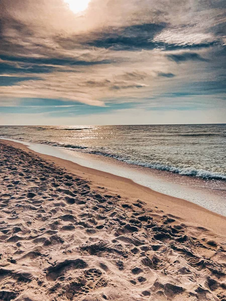 Μαγευτική Θάλασσα Κύματα Στον Γαλάζιο Ουρανό — Φωτογραφία Αρχείου