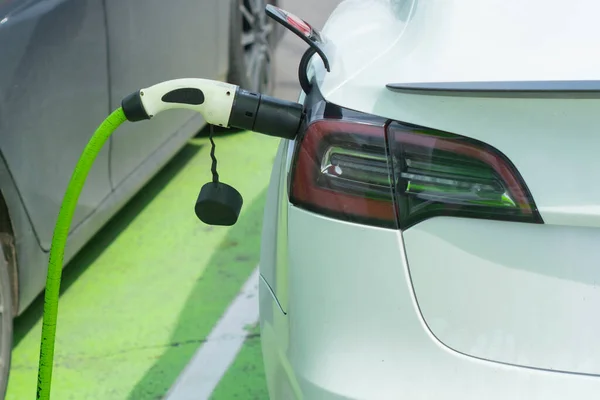 Şarj istasyonunda şarj elektrikli araba aküsü. Çevre dostu yeni nesil benzin istasyonu