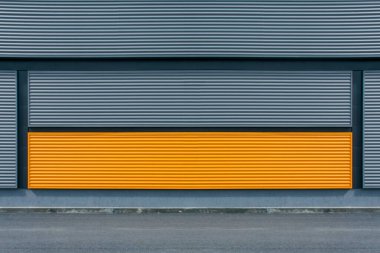 Metal profilden duvar önü arka planı inşa ediliyor. Sokak duvarı modeli.