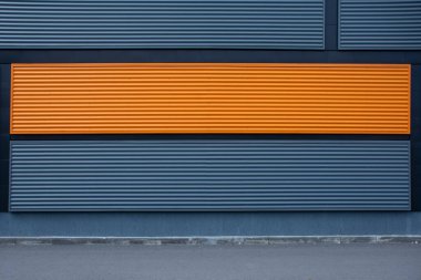 Metal profilden duvar önü arka planı inşa ediliyor. Sokak duvarı modeli.