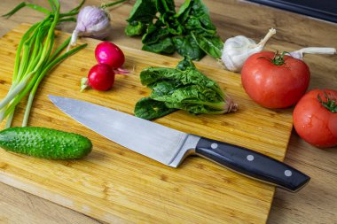 Taze biçilmiş sebzeler. Domates, salatalık, biber, maydanoz, kabak, pırasa, sarımsaklı ıspanak yeşil soğan seranın yanındaki masada.