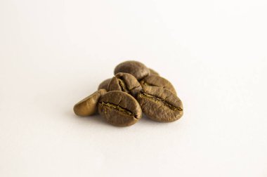 Beyaz arka plan üzerinde izole kavrulmuş kahve çekirdeği. gölge ile