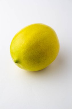 Sarı limon beyaz arka plan izole