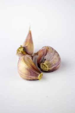 Beyaz arkaplanda sarımsak izole edilmiş.