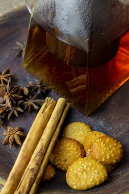 Yıldız anason, tarçın ve kardamonla dinlenmek için sıcak çay..
