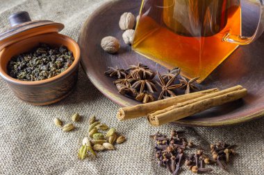 Yıldız anason, tarçın ve kardamonla dinlenmek için sıcak çay..