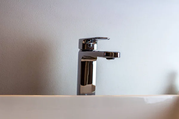 Lavabosu Ahşap Masası Olan Minimalist Bir Banyo — Stok fotoğraf