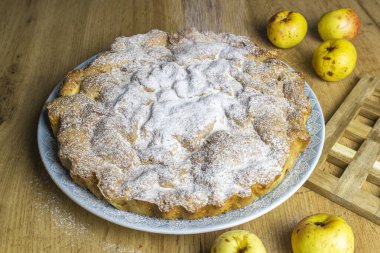 Elmalı turta, şeker tozuyla pişiriliyor.