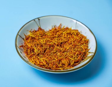 Mavi arkaplanda izole edilmiş baharatlar dizisi