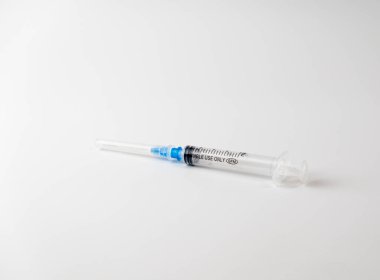 Tıbbi şırınga beyaz arkaplanda izole edildi