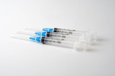 Tıbbi şırınga beyaz arkaplanda izole edildi