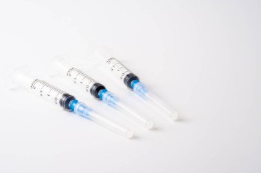 Tıbbi şırınga beyaz arkaplanda izole edildi