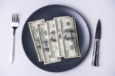 ABD Dolarlar çatal ve bıçakla tabakta.