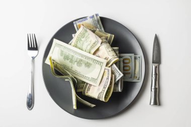 ABD Dolarlar çatal ve bıçakla tabakta.