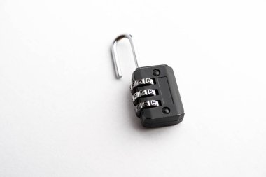 Beyaz arkaplanda izole edilmiş pin kodlu asma kilit