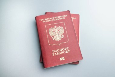 Gri arkaplanda 2 Rus pasaportu