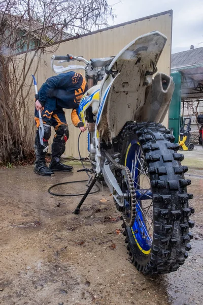 Man Wassen Van Een 250Cc Motorfiets — Stockfoto