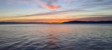 Baykal Gölü kıyısında sonbahar tatili.